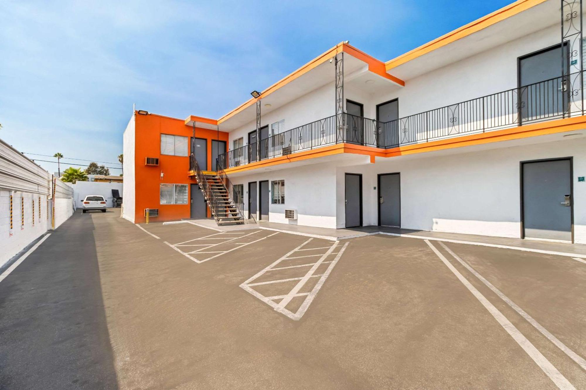 Rodeway Inn & Suites North Hollywood Burbank Airport - Universal Area — Photos 1